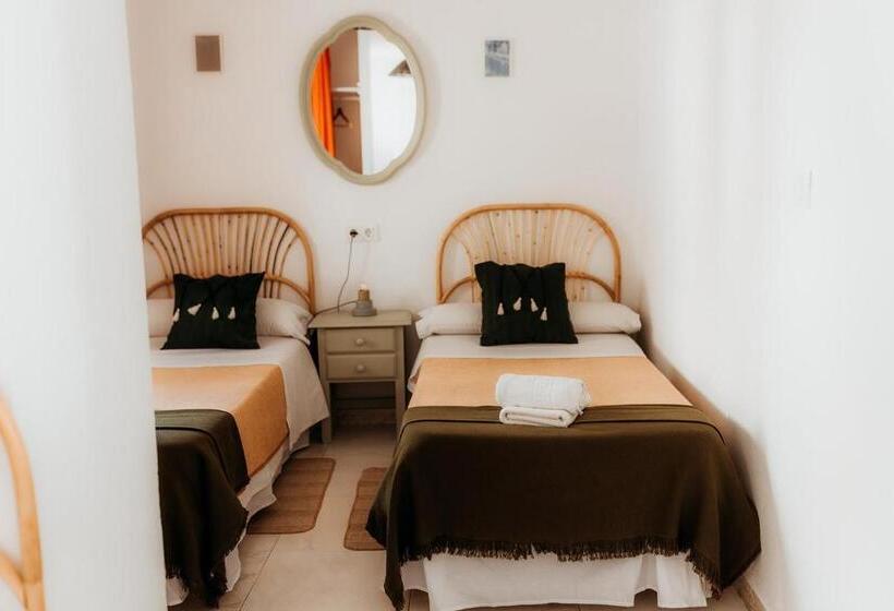 اتاق استاندارد سه نفره, Hostal Africa