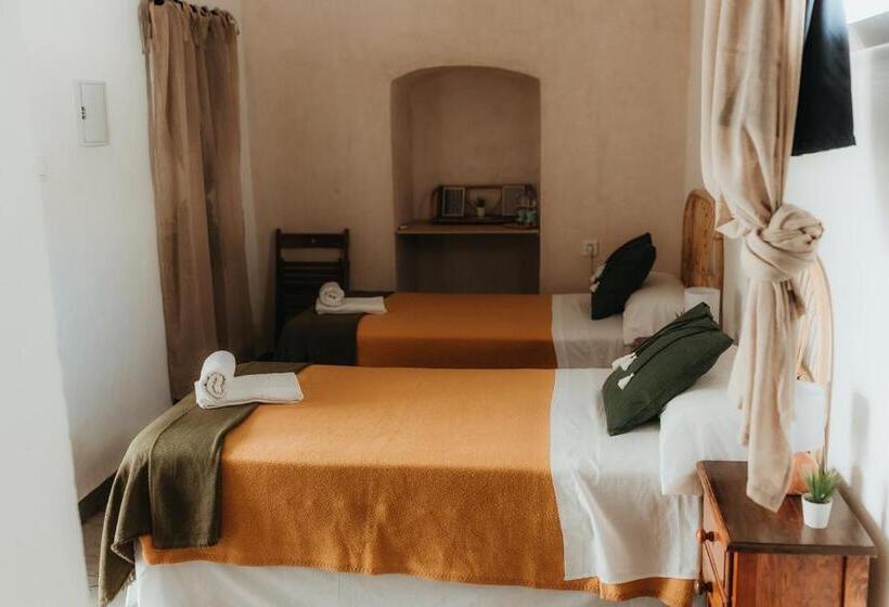 اتاق اکونومی, Hostal Africa