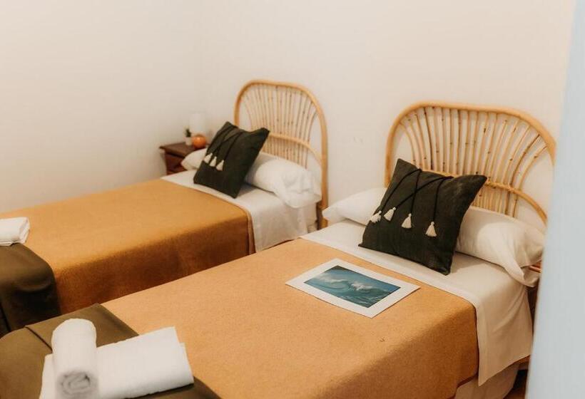 اتاق اکونومی, Hostal Africa