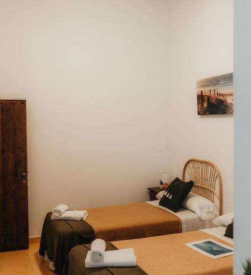 اتاق اکونومی, Hostal Africa