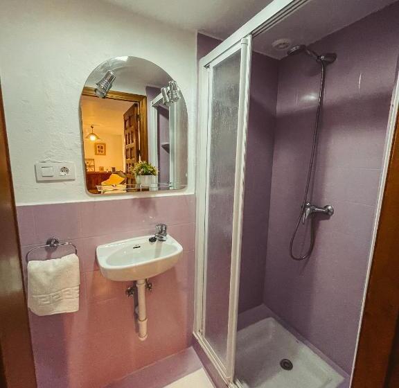 اتاق اکونومی, Hostal Africa