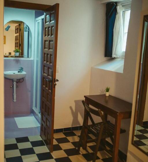 اتاق اکونومی, Hostal Africa