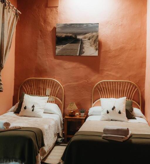 اتاق اکونومی, Hostal Africa