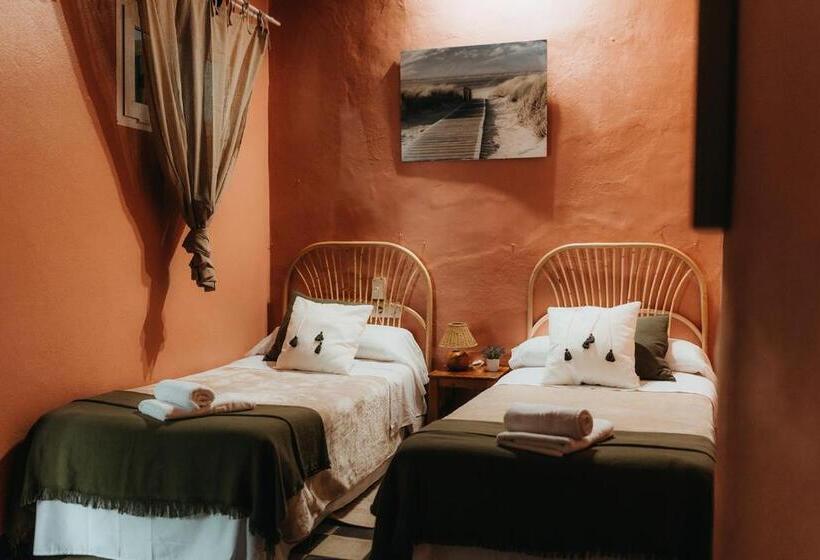 اتاق اکونومی, Hostal Africa