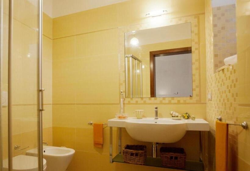 غرفة قياسية ثلاثية مزودة بشرفة, Masseria Cisternella