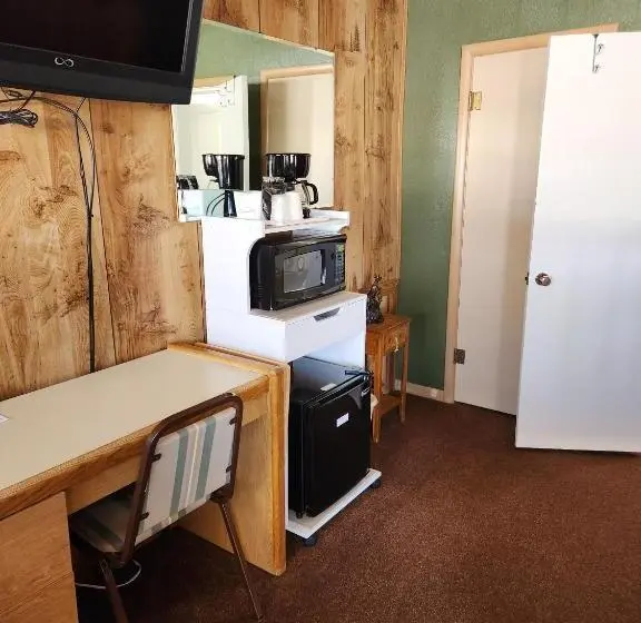 キングサイズベッドのスタンダードルーム, Cowboy Country Inn
