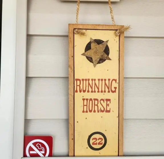 キングサイズベッドのスタンダードルーム, Cowboy Country Inn