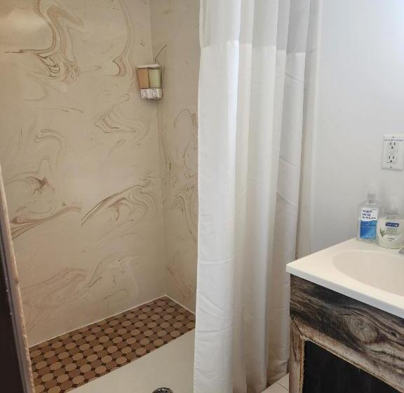 جناح غرفتين نوم, Cowboy Country Inn