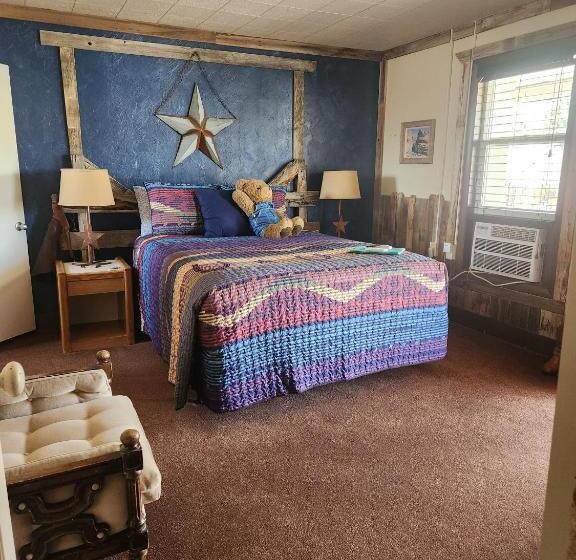 جناح غرفتين نوم, Cowboy Country Inn