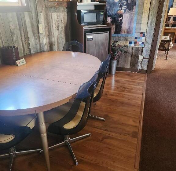 جناح غرفتين نوم, Cowboy Country Inn