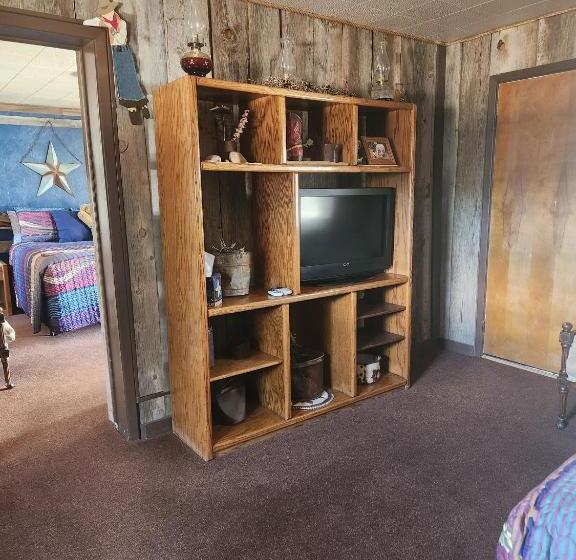 جناح غرفتين نوم, Cowboy Country Inn