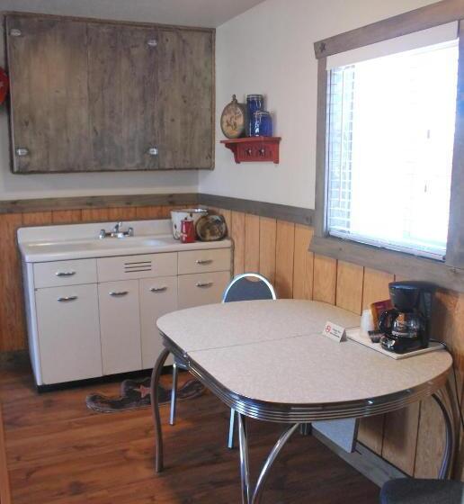 جناح غرفتين نوم, Cowboy Country Inn