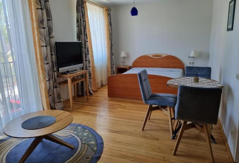 اتاق خانوادگی, Birutes Apartments