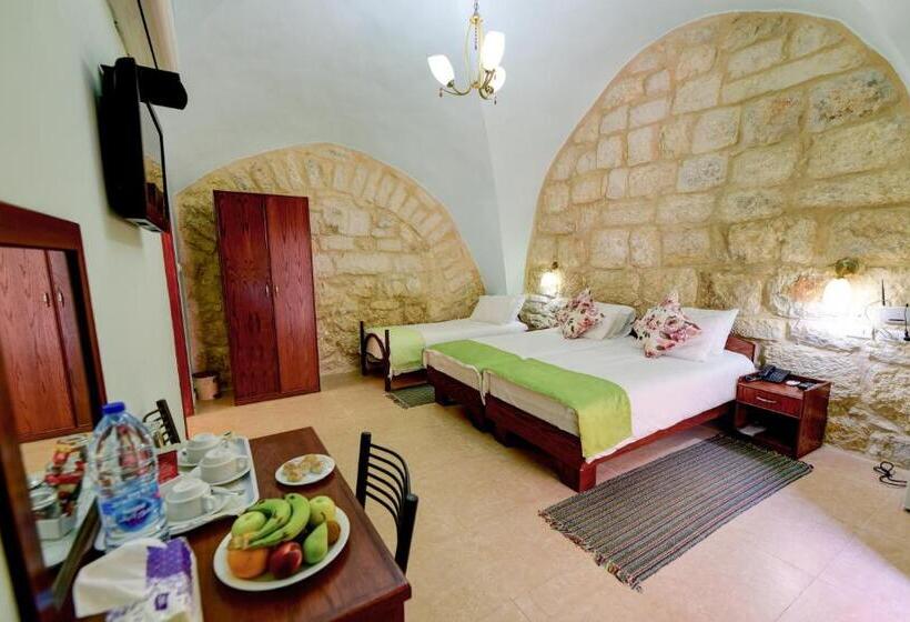 اتاق لوکس سه تخته, Dar Sitti Aziza