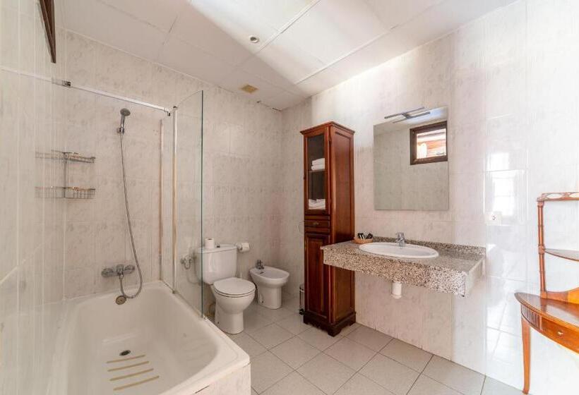 标准三人间, Fonda La Plaza