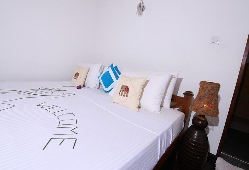 豪华海景房带阳台, Lahiru Villa