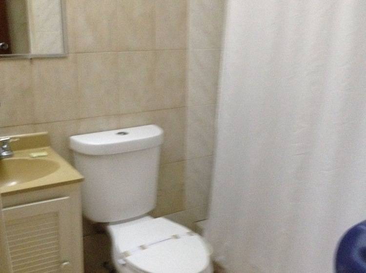 اتاق خانوادگی, Arecibo Inn