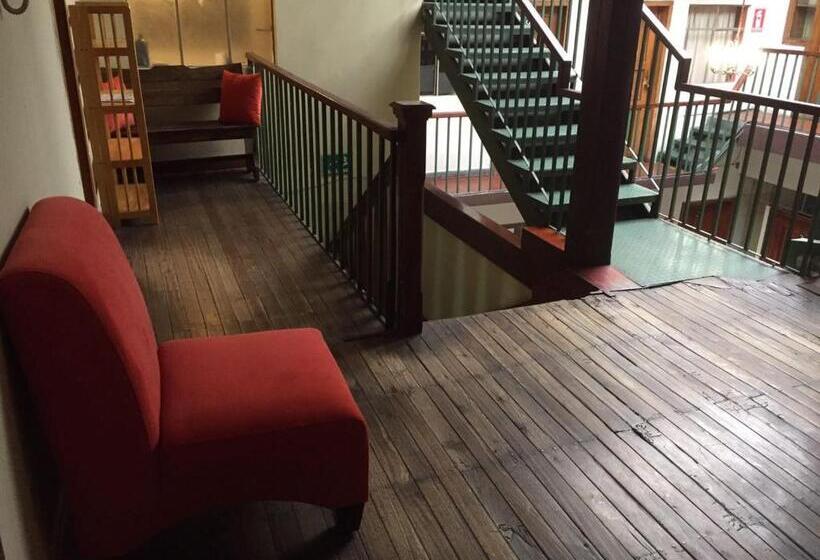 اتاق لوکس, Hostal La Merced