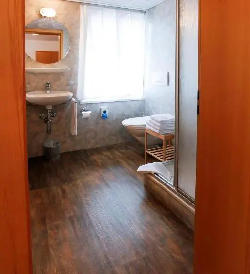 Standard Neljän Hengen Huone, Landgasthof Schlüssel Alpnach