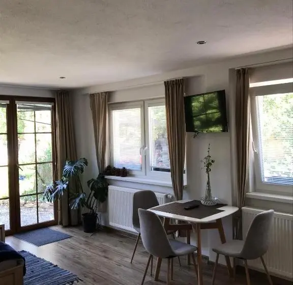 庭の見えるスタンダードトリプルルーム, Apartment Albi