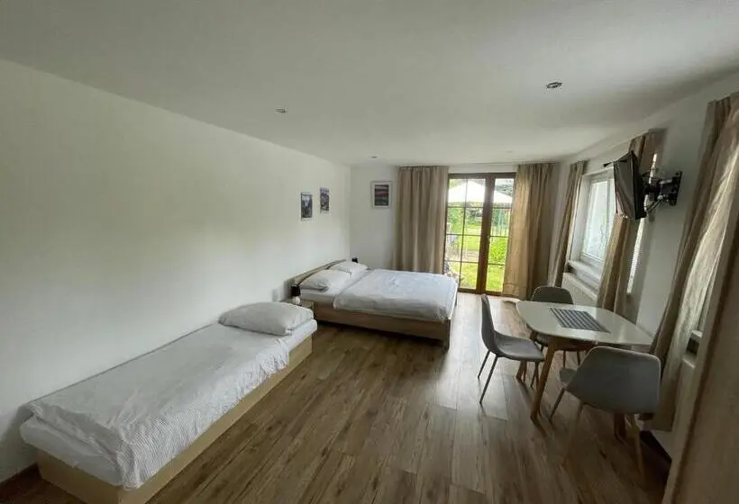 庭の見えるスタンダードトリプルルーム, Apartment Albi