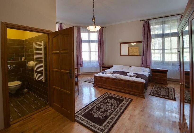 标准间, Csanabella House