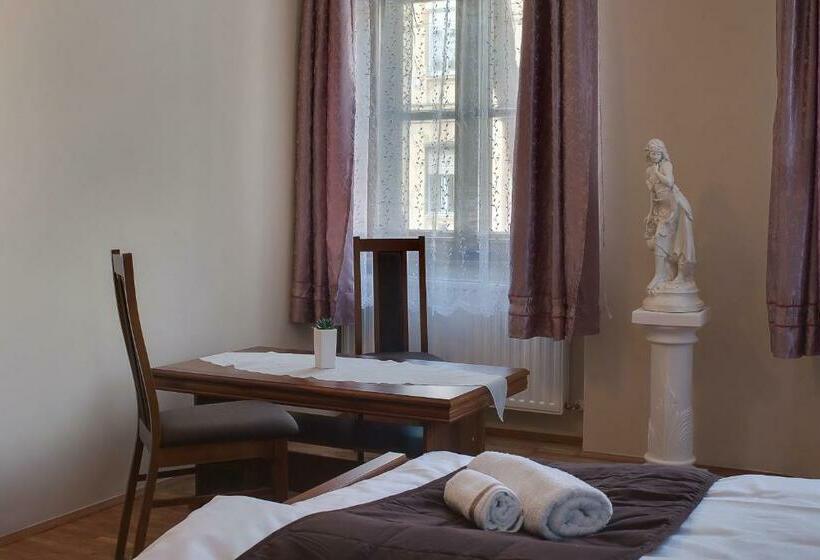 标准间, Csanabella House