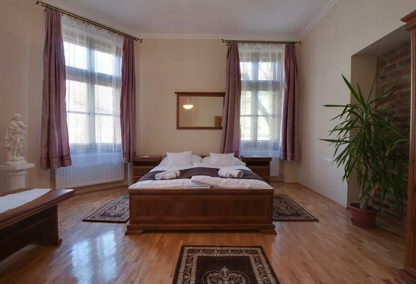 标准间, Csanabella House