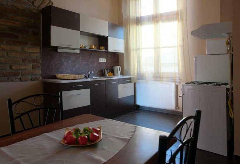 标准间, Csanabella House