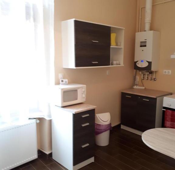 标准单人间, Csanabella House