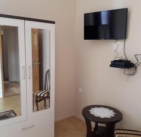 标准单人间, Csanabella House