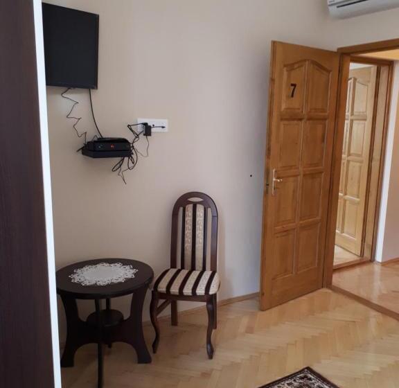 标准单人间, Csanabella House