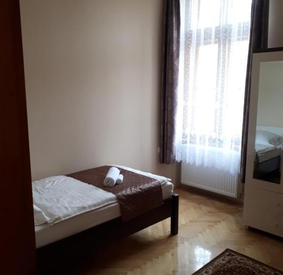 标准单人间, Csanabella House