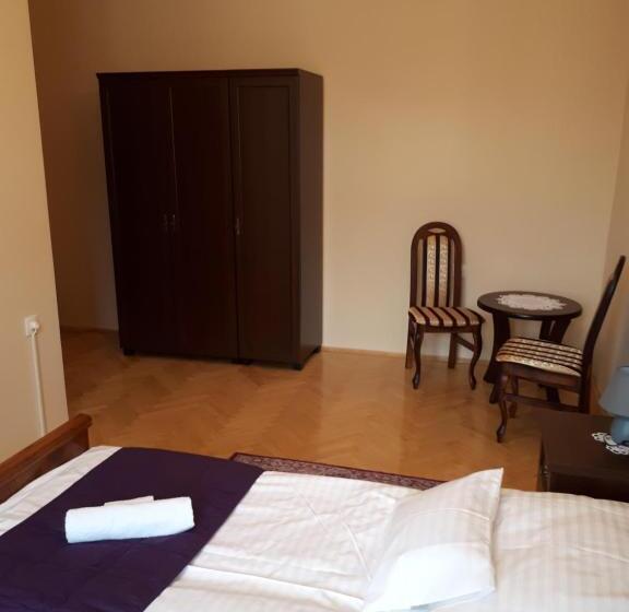 带共用浴室的标准房间, Csanabella House