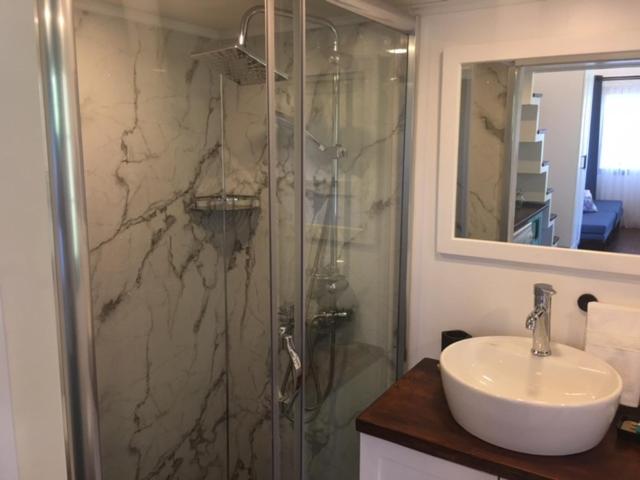 بانگلوی استاندارد, Aslibey Konagi   Adults Only