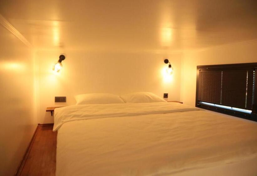 بانگلوی استاندارد, Aslibey Konagi   Adults Only