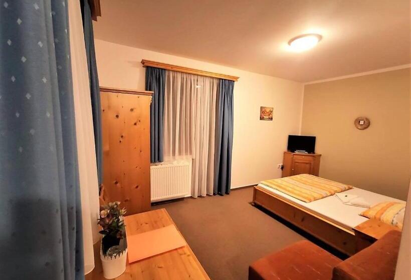 غرفة قياسية مزوَّدة بشُرفة, Harrachovská Hacienda