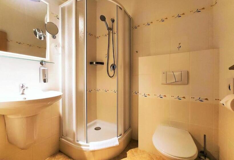 غرفة قياسية مزوَّدة بشُرفة, Harrachovská Hacienda