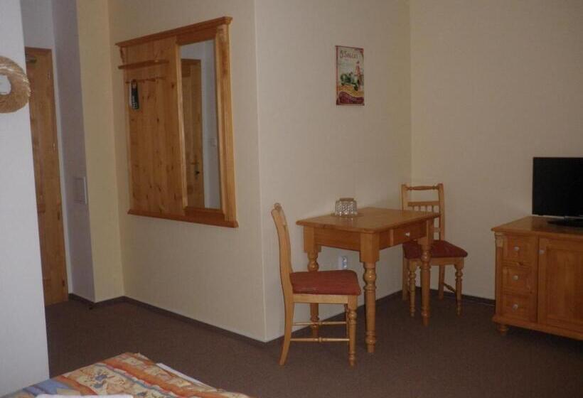 غرفة قياسية مزوَّدة بشُرفة, Harrachovská Hacienda