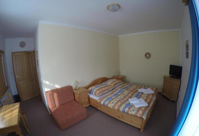 غرفة قياسية مزوَّدة بشُرفة, Harrachovská Hacienda