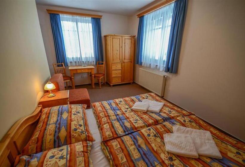 غرفة قياسية مزوَّدة بشُرفة, Harrachovská Hacienda