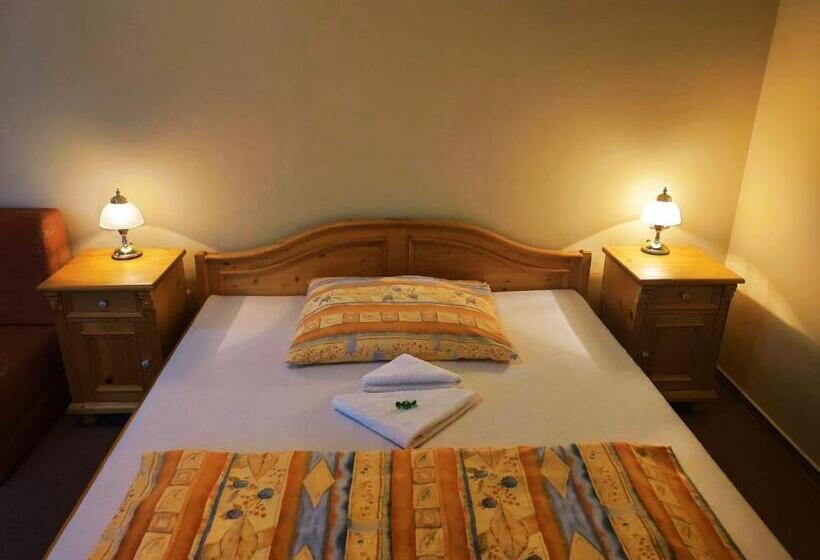 غرفة قياسية, Harrachovská Hacienda