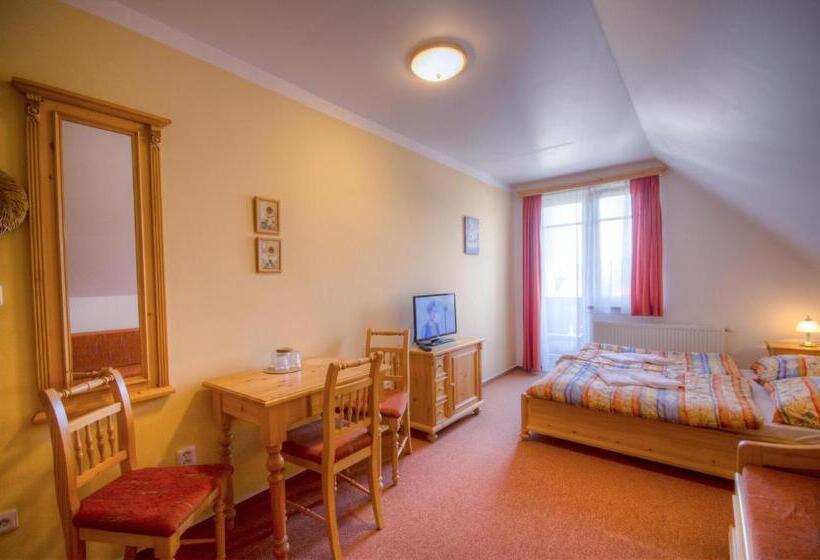 غرفة قياسية رباعية مزودة بشُرفة, Harrachovská Hacienda