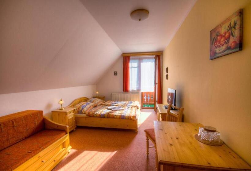 غرفة قياسية رباعية مزودة بشُرفة, Harrachovská Hacienda