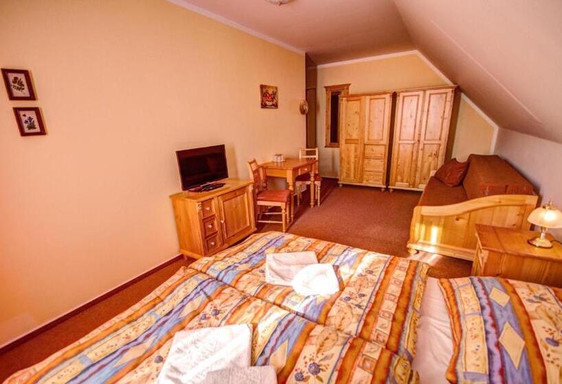 غرفة قياسية رباعية مزودة بشُرفة, Harrachovská Hacienda