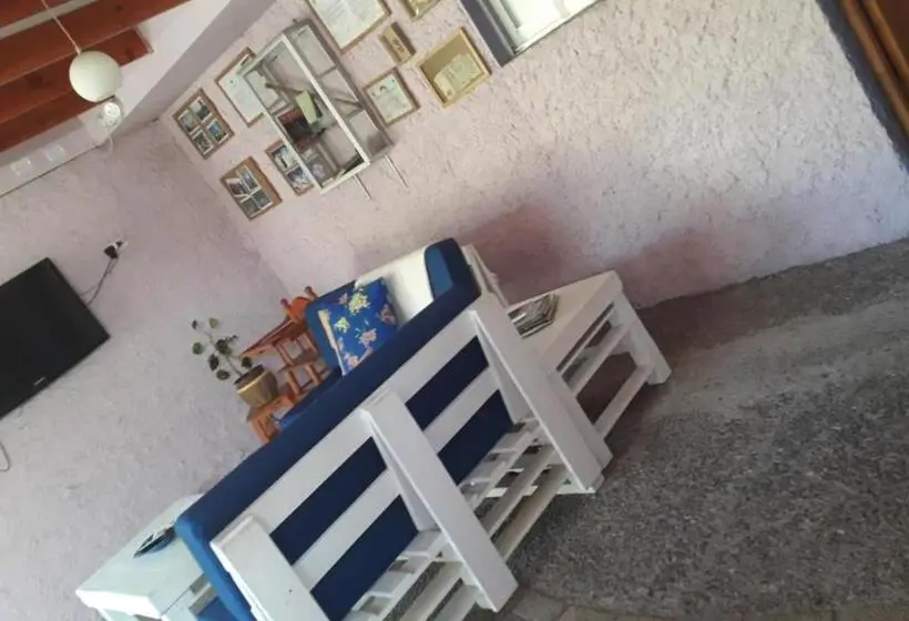 Perhehuone Puutarhanäkymä, Hostal El Colibri