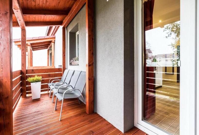 メゾネットスイート, Apartments Benešova 6