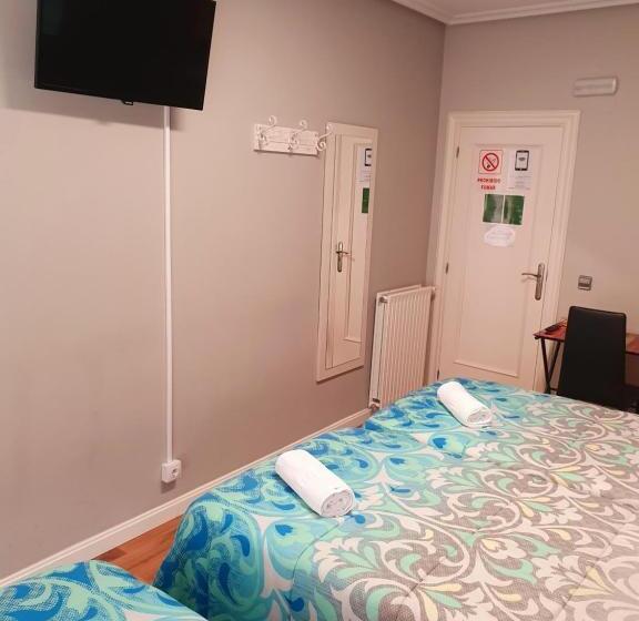 חדר סטנדרט לשלושה עם חדר אמבטיה משוף, Pensión El Espolón