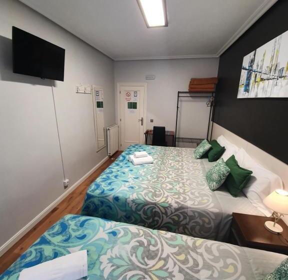 חדר סטנדרט לשלושה עם חדר אמבטיה משוף, Pensión El Espolón