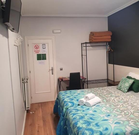 חדר סטנדרט לשלושה עם חדר אמבטיה משוף, Pensión El Espolón